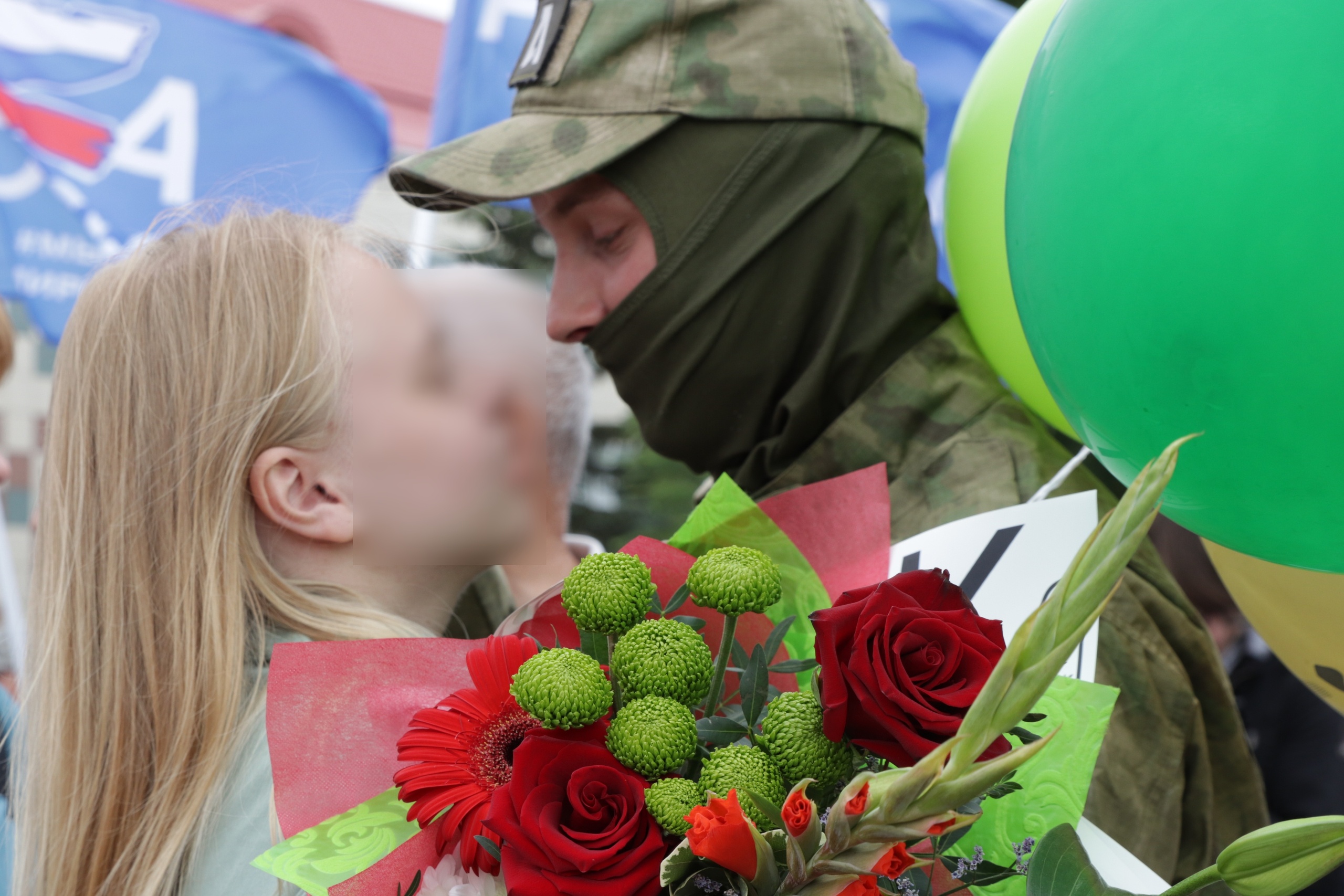 Для близких военнослужащих этот момент особенно трогательный — они ждали и верили, что увидят своих любимых снова