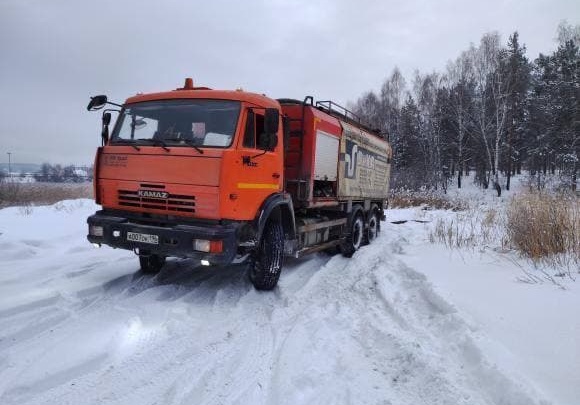 Ассенизаторы экономят: на севере Екатеринбурга КАМАЗ слил бак с канализационными отходами в лес