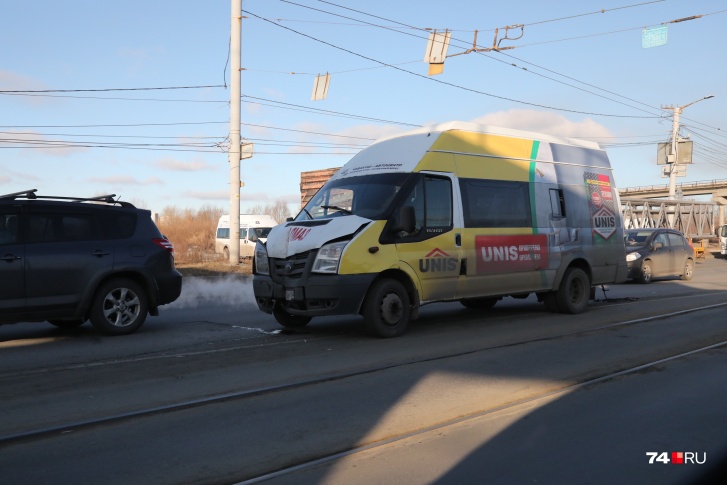 Маршрутка врезалась в опору моста Маршрутка врезалась в опору моста
