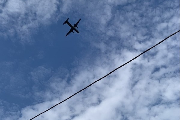 Местные жители думают на пролетающий самолет, который преодолел звуковой барьер