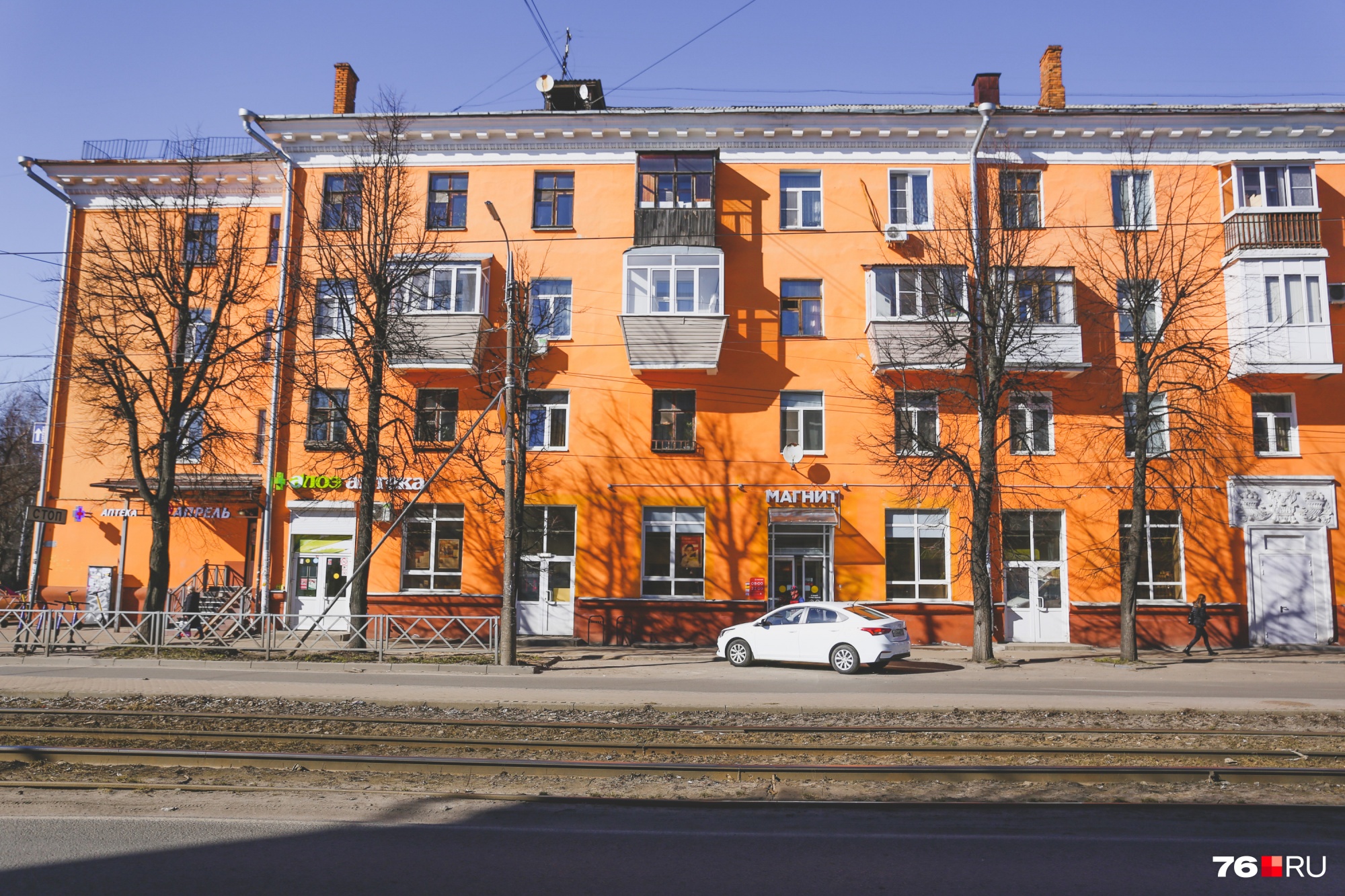 Думаете, где такой ярко-оранжевый (или это теракот?) дом? Да, это снова улица Чкалова