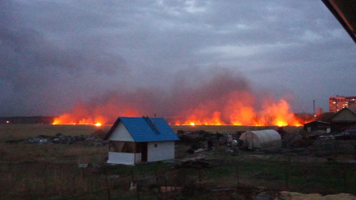 В Кургане новый очаг пожара — в микрорайонах Рябково и Радужный. Огонь подобрался близко к домам