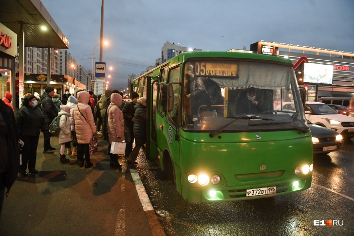 Каждое утро тысячи жителей Академического бьются за место в маленьких автобусах до центра