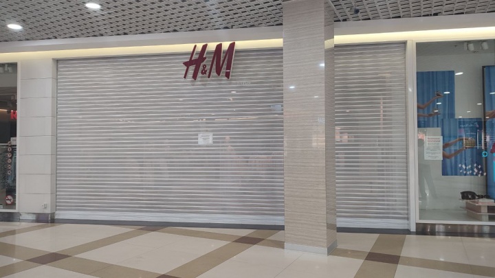 Магазины H&amp;M в Иркутске не открылись 1 августа. Компания планировала начать распродажу оставшегося товара