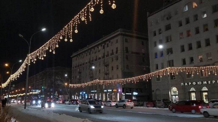«Мы их включим на День города»: новогодние украшения на площади Ленина оставят после праздников