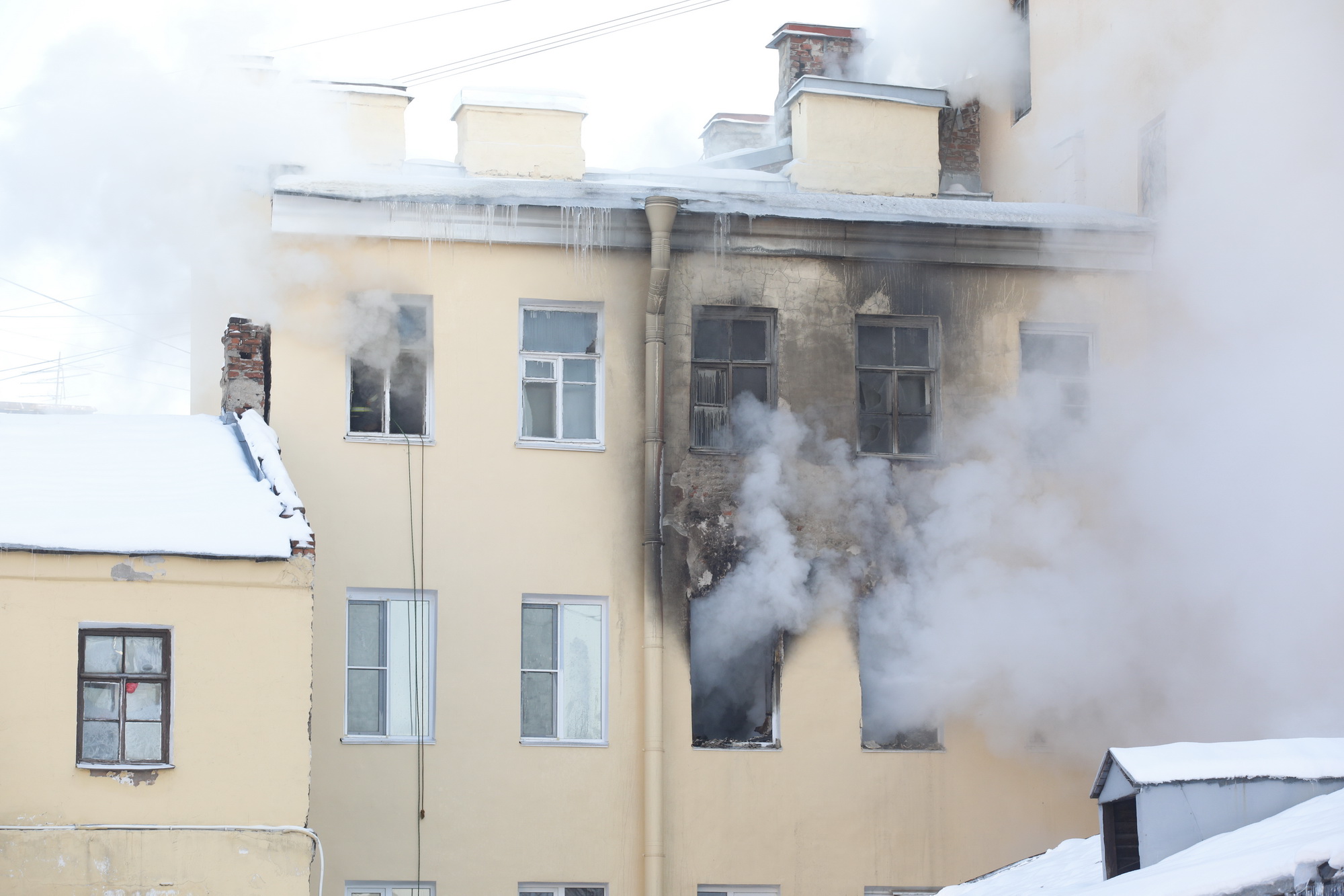 Пожар в доходном доме на Фонтанке разгорается все сильнее | 11.01.2022 |  Санкт-Петербург - БезФормата