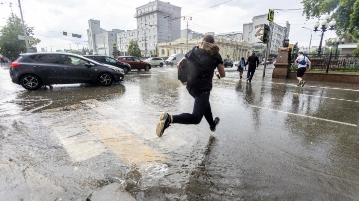 Готовьтесь к дождям, грозе и граду: на Свердловскую область надвигается непогода