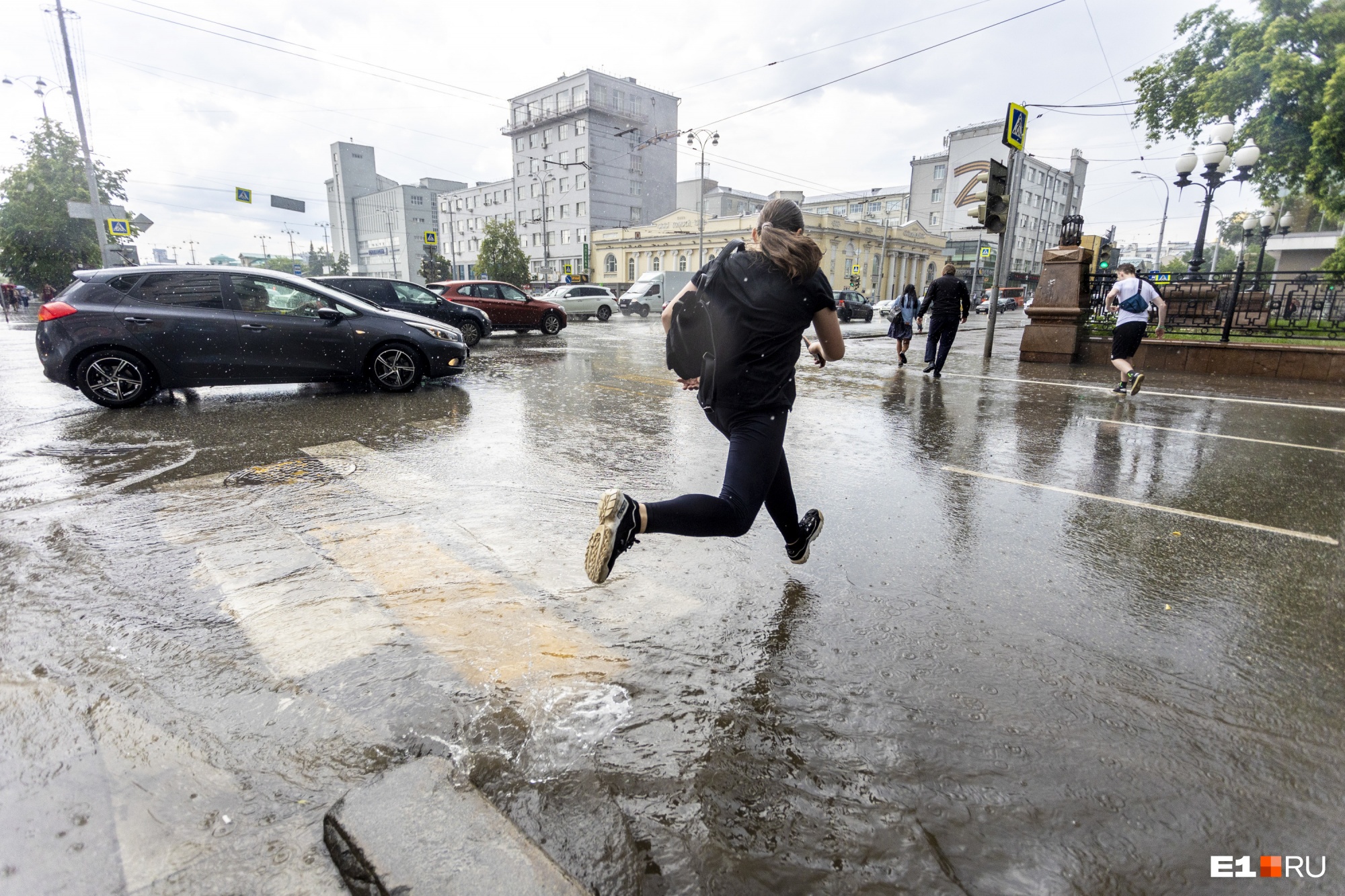 Готовьтесь к дождям, грозе и граду: на Свердловскую область надвигается непогода
