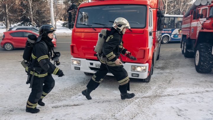 Утром в пятиэтажке в Кемерове произошел пожар. Сотрудники МЧС спасли четыре человека