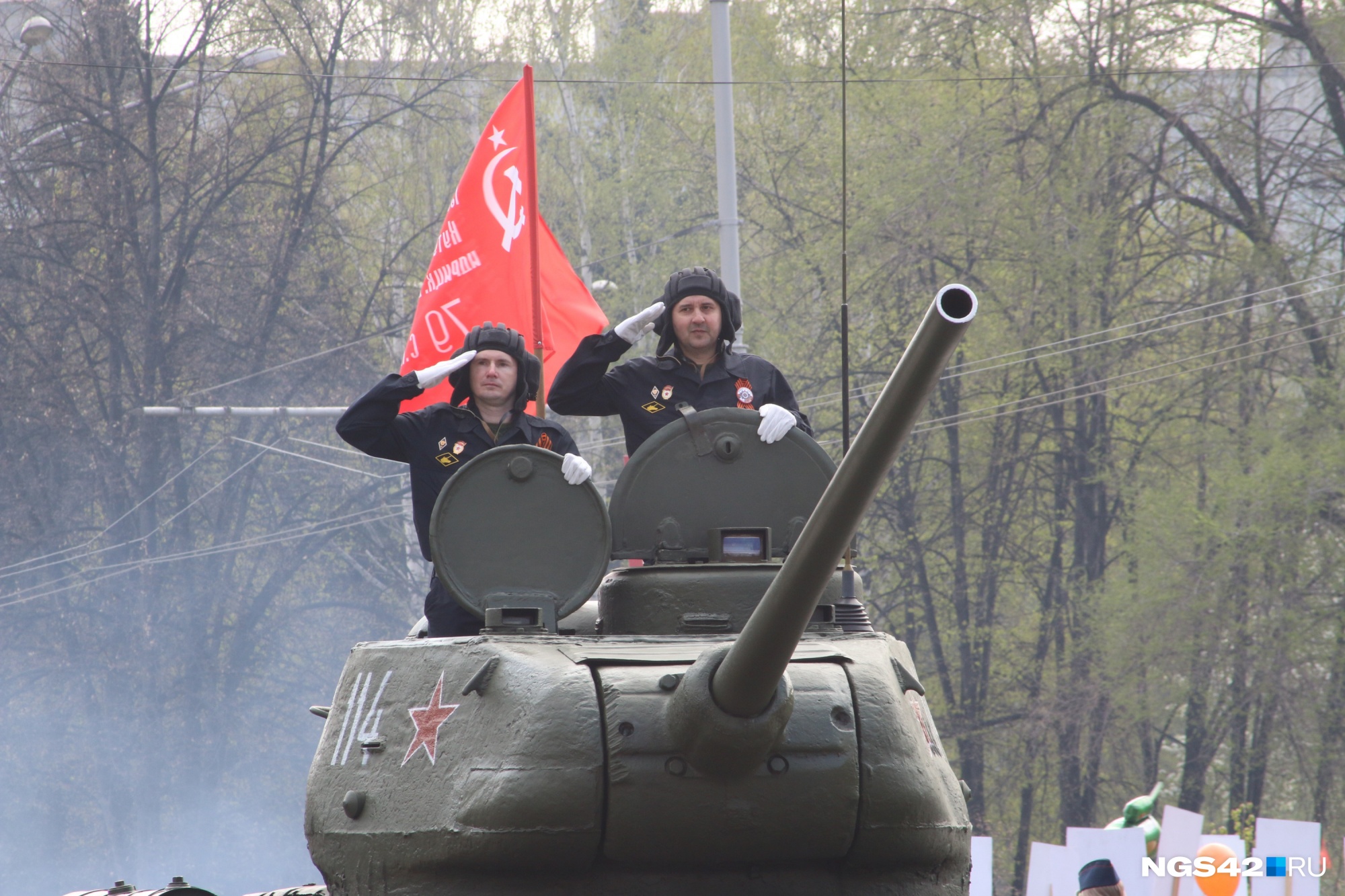 В Новокузнецке прошел торжественный марш с танком Т-34 и «Бессмертный полк». Большой фоторепортаж