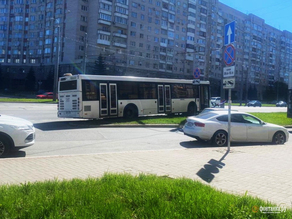 На Васильевском острове автобус внезапно врезался в столб