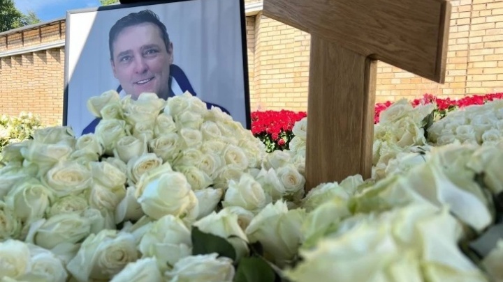 Урну с прахом Юрия Шатунова захоронили на Троекуровском кладбище