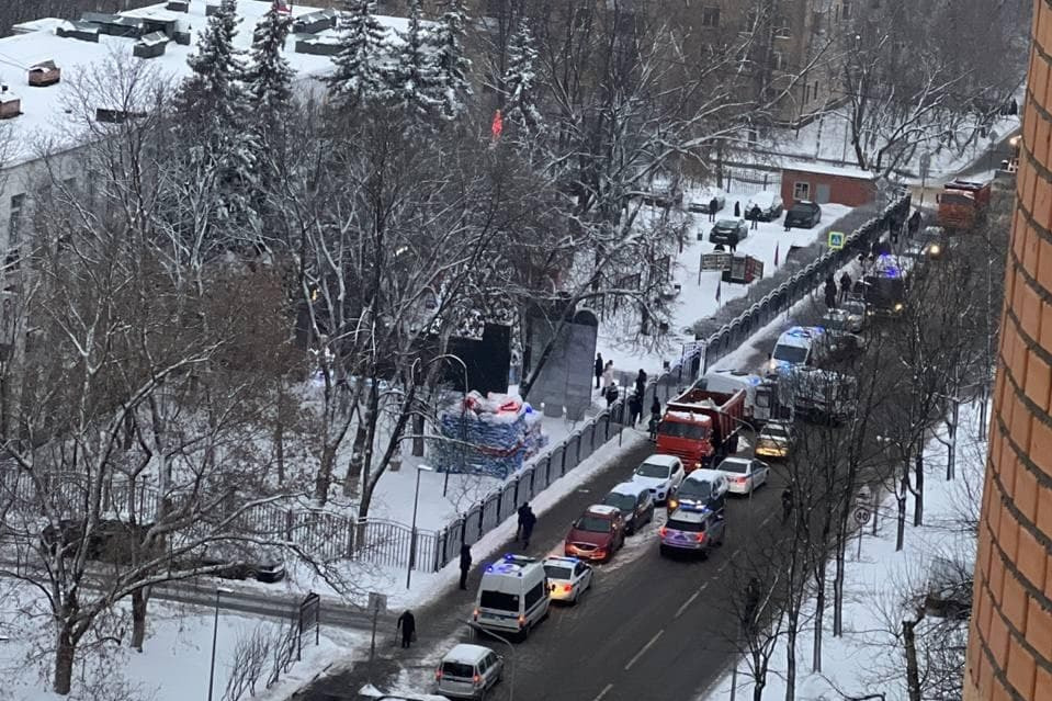 В Москве мужчина устроил стрельбу в МФЦ, убиты двое