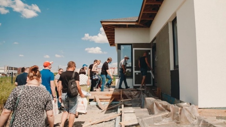 Из какого материала выгодно построить дом: тюменцев зовут посмотреть готовые коттеджи и сделать выбор
