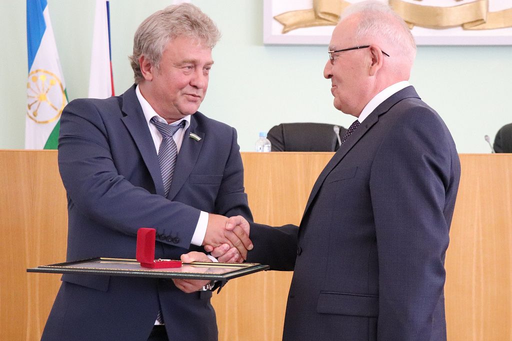 В 2020 году Рабиса Салихова из «Жилстройинвеста» чествуют в мэрии как почетного жителя Уфы, а потом застройщику приходится выпрашивать помощь, чтобы ему позволили продолжать работу, на которую имеется законное разрешение В 2020 году Рабиса Салихова из «Жилстройинвеста» чествуют в мэрии как почетного жителя Уфы, а потом застройщику приходится выпрашивать помощь, чтобы ему позволили продолжать работу, на которую имеется законное разрешение