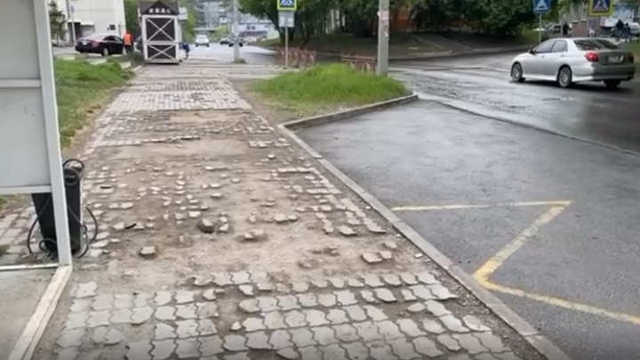 Разбитый тротуар в Иркутске отремонтируют после жалобы Путину