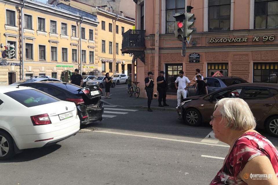 Водитель в центре Петербурга не справился с управлением и врезался в булочную