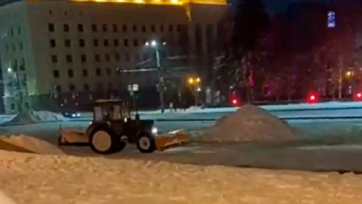 Челябинцы засняли снегоуборочную технику, дрифтующую вокруг сугроба у здания мэрии