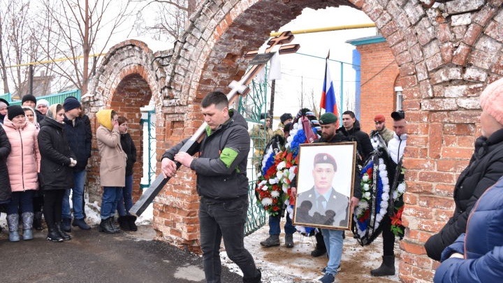 В Татарстане простились с еще одним погибшим на Украине солдатом. У него остались жена и дочь