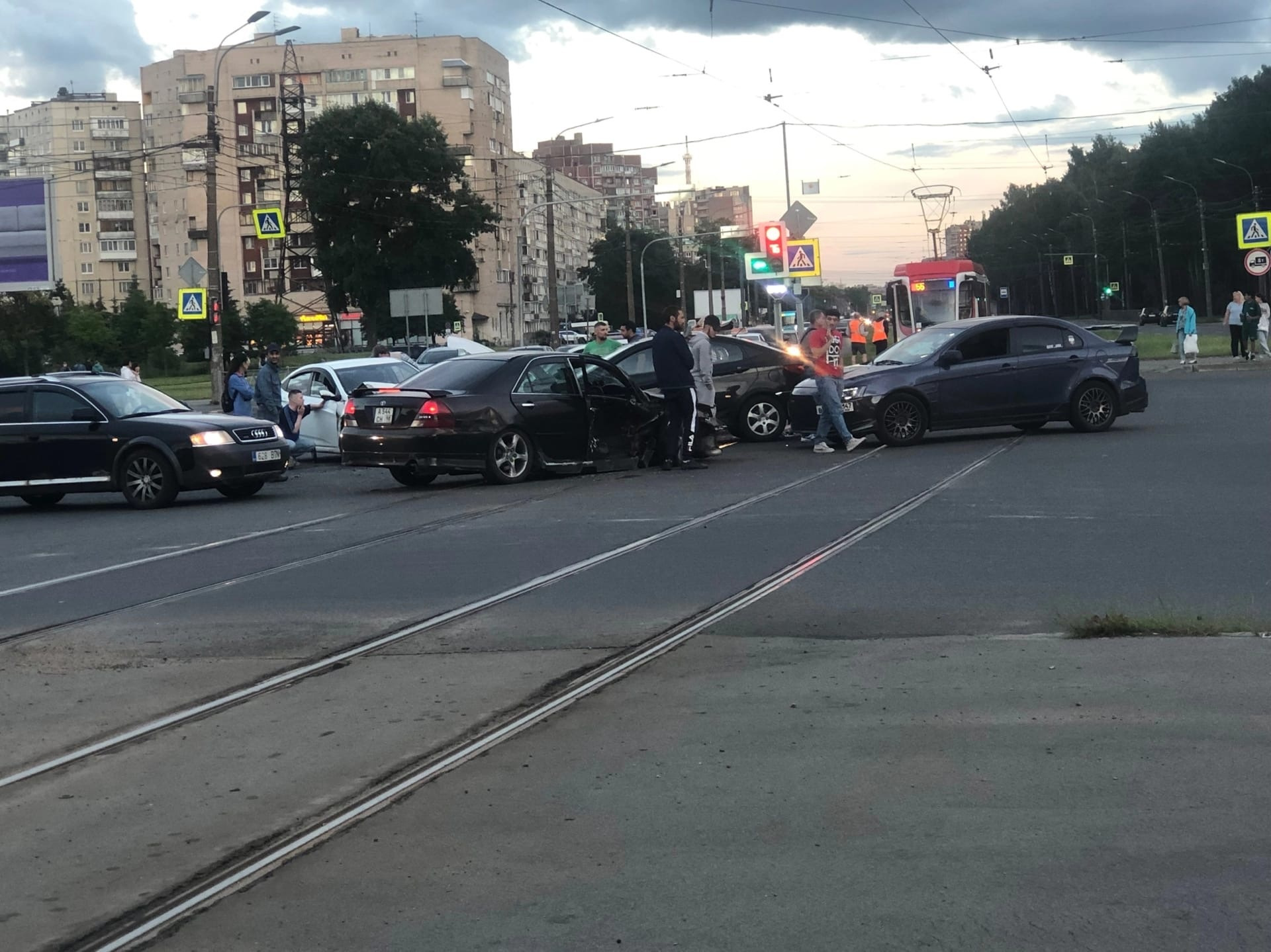 Играли в гонки в пятницу вечером». Авария собрала в круг машины на  Северном, приехала скорая | 15.07.2022 | Санкт-Петербург - БезФормата