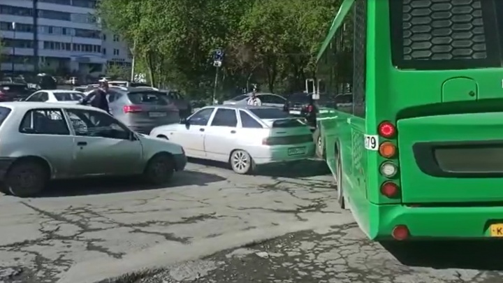 В Екатеринбурге автохамы устроили западню для автобусов: видео разборок между водителями