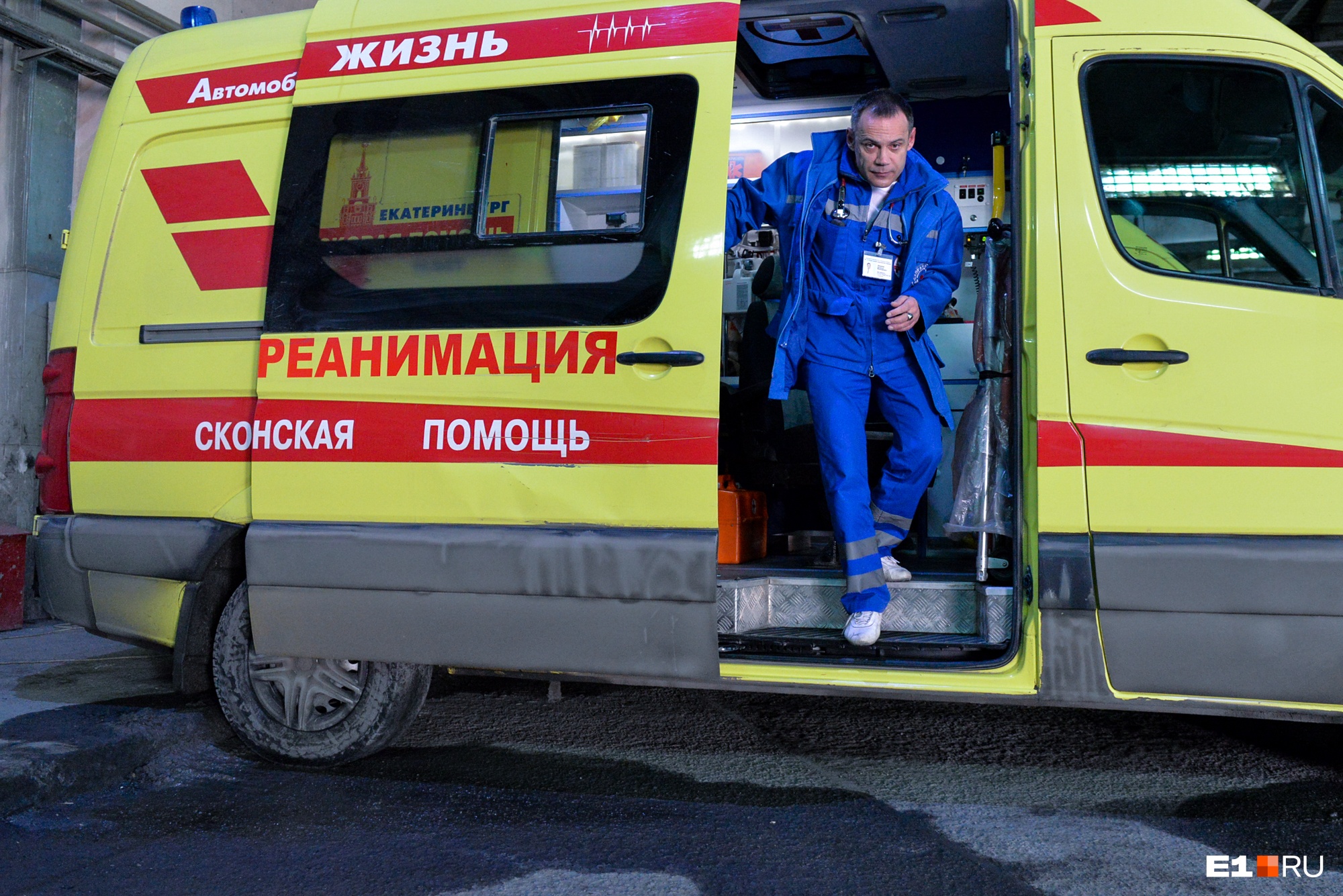 Врач скорой помощи в Екатеринбурге «завел» женщине сердце, хотя сам рисковал погибнуть