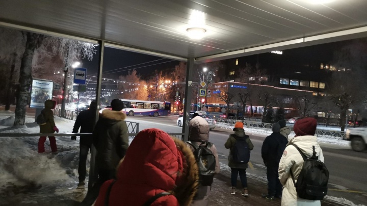 «Полчаса в -20 с ребенком стояли»: ярославцы не смогли дождаться транспорта в лютый мороз