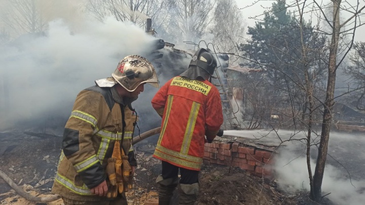 14 домов превратились в пепел: спасатели показали, как тушили мощный пожар под Березовским