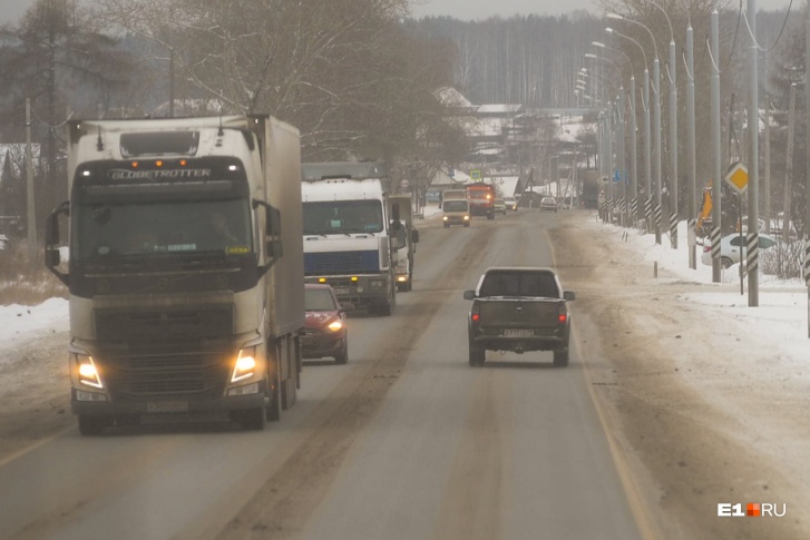 «90-е возвращаются?»: в Екатеринбурге у припаркованного грузовика слили 350 литров топлива
