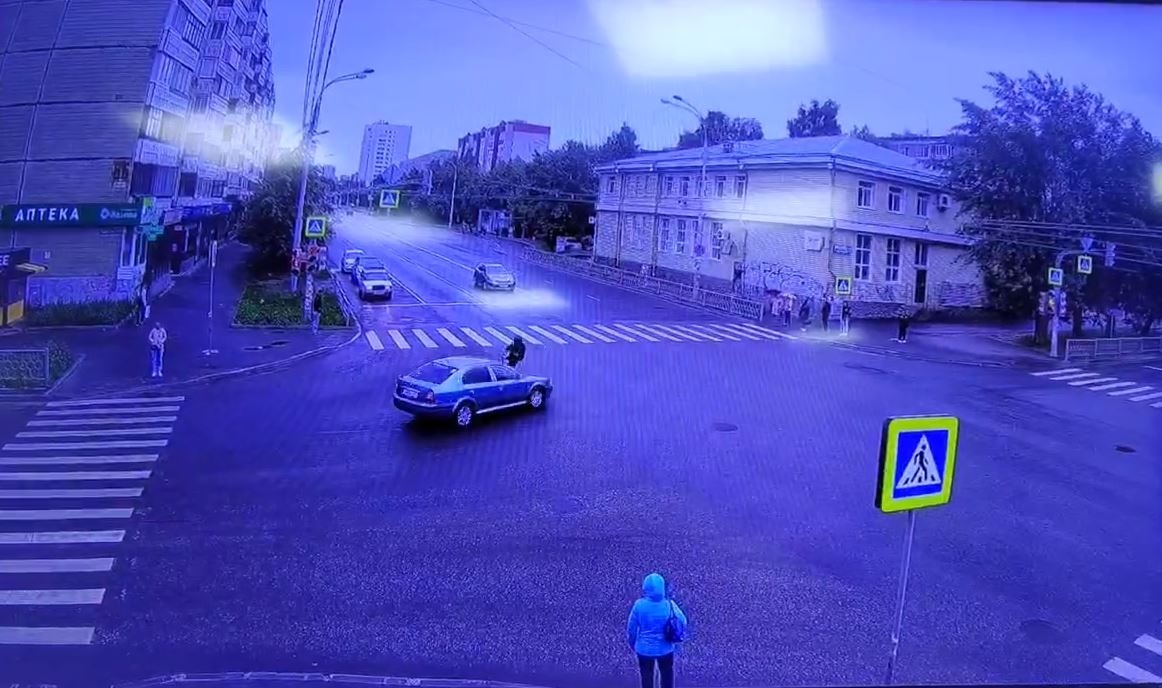 Аж перевернулся в воздухе: в Екатеринбурге иномарка сбила парня на самокате. Видео