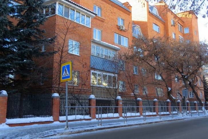 Кирпичную девятиэтажку на Свердлова, 35 ввели в эксплуатацию в 1995 году. Когда-то одной из квартир в этом доме владела жена первого губернатора Тюменской области