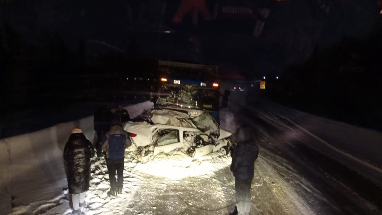 Водитель автомобиля «Киа-Рио» не справился с управлением, выехал на полосу встречного движения и столкнулся с грузовиком «Скания» Водитель автомобиля «Киа-Рио» не справился с управлением, выехал на полосу встречного движения и столкнулся с грузовиком «Скания»