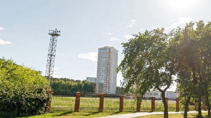 В Екатеринбурге жители 25-этажного дома сообщили об обрыве троса в лифте. Рассказываем, так ли это