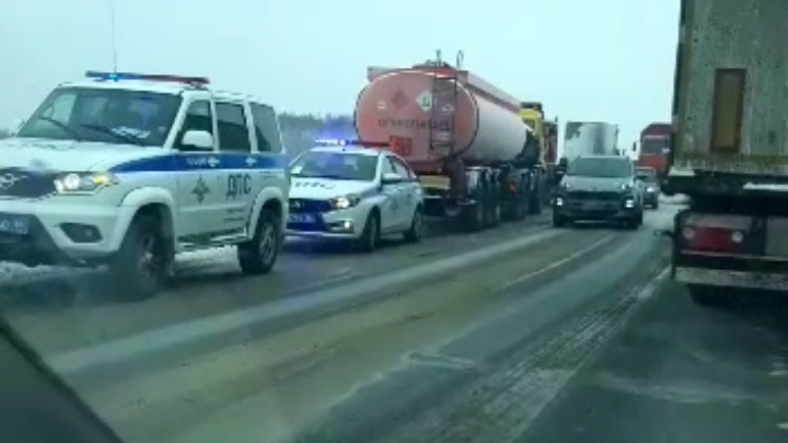 В ДТП у моста через Обь в Сургуте столкнулись два грузовика. Там образовалась многокилометровая пробка
