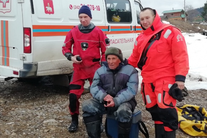 Борис Николаевич сфотографировался на память со спасателями, которые помогли ему вернуться на берег
