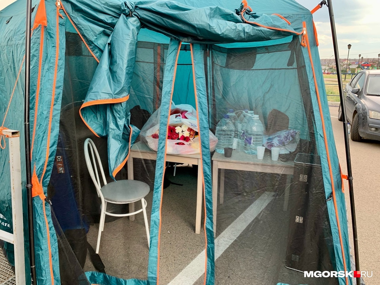 За сценой приготовили букеты для приезжих музыкантов За сценой приготовили букеты для приезжих музыкантов