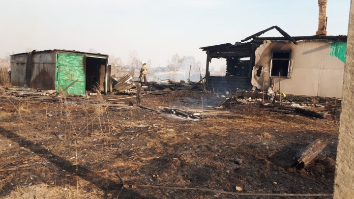 В кузбасском городе в первый день противопожарного режима сгорело несколько домов: комментарий мэрии