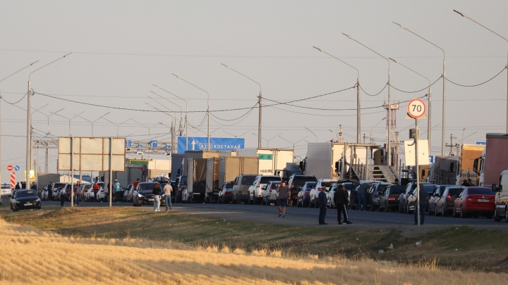 «Все ясно, диваноиды решили свалить»: репортаж из очереди на границе Челябинской области с Казахстаном