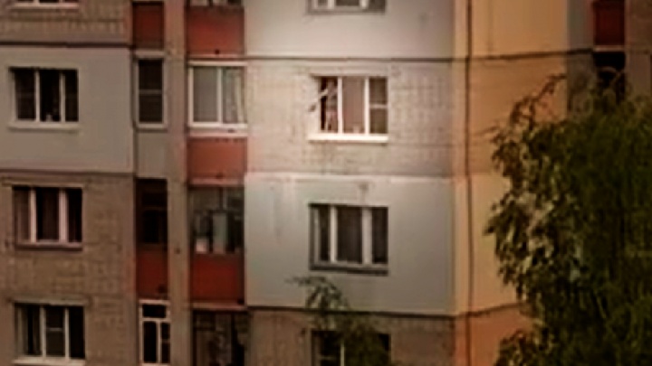 Стоял в полный рост: у семьи из Ярославля отобрали двоих детей из-за видео, где ребенок играл на окне
