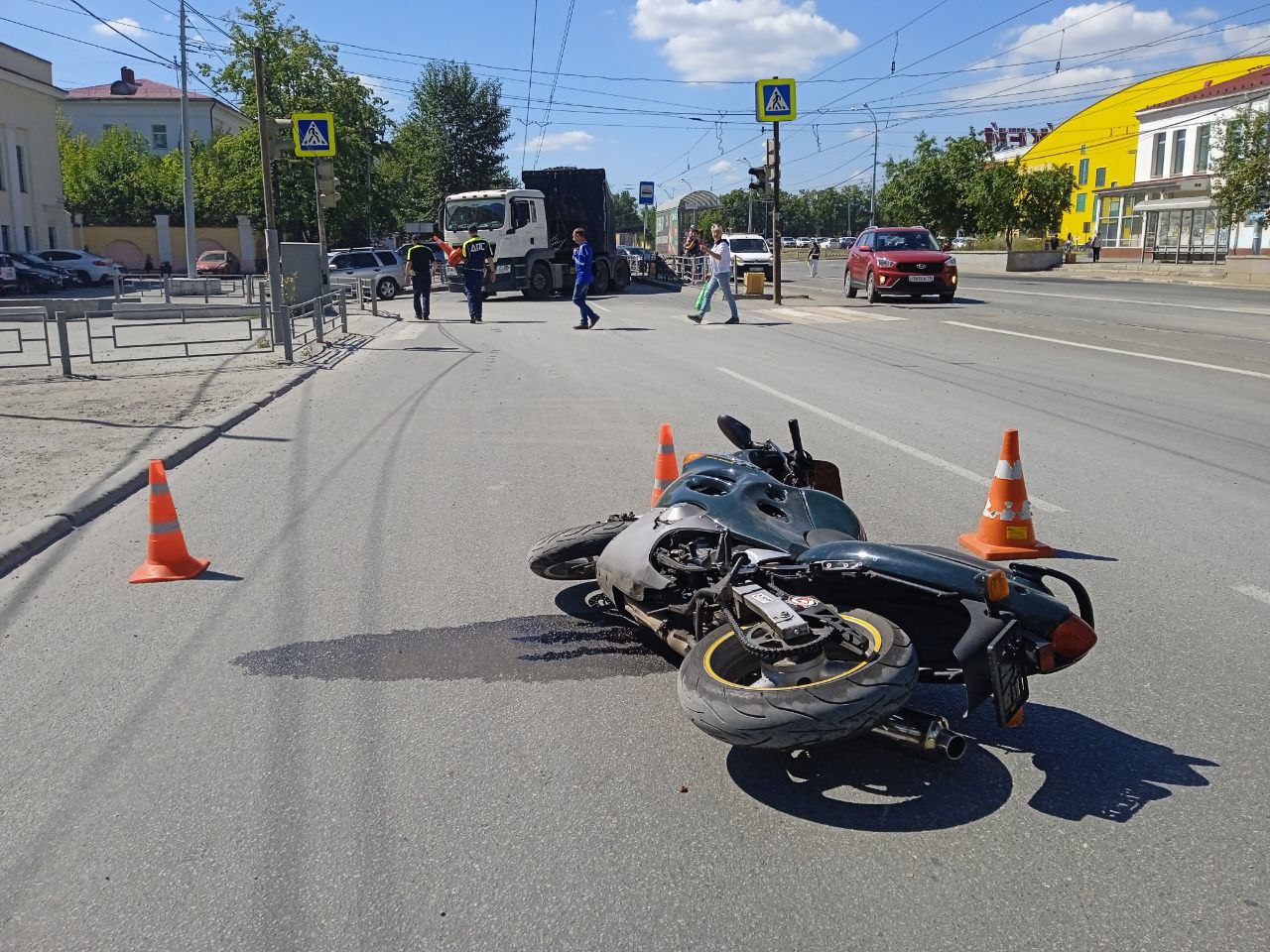 В Екатеринбурге фура сбила мотоциклиста. Он умер в больнице