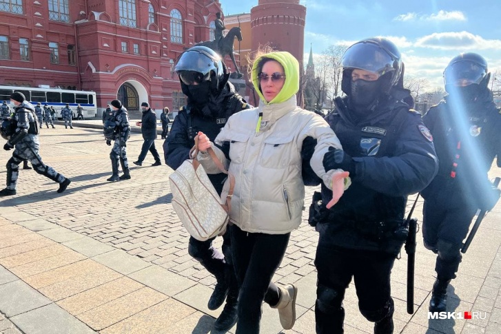 По данным ГУ МВД, всего в Москве на несанкционированной акции за нарушения были задержаны 300 человек