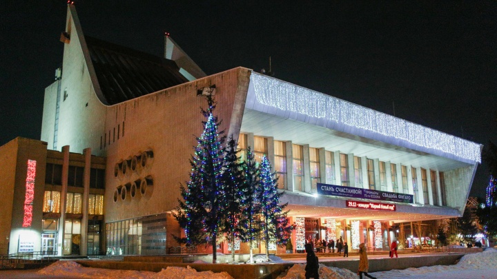Гуляем по новогоднему Омску: красоты Театральной площади