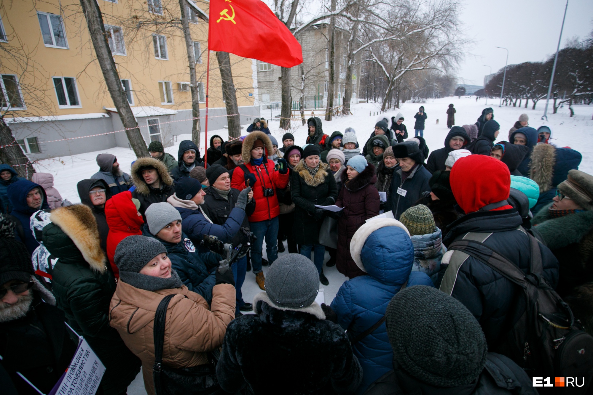 Плакатов больше, чем людей. 10 главных кадров с массового пикета против QR-кодов в Екатеринбурге