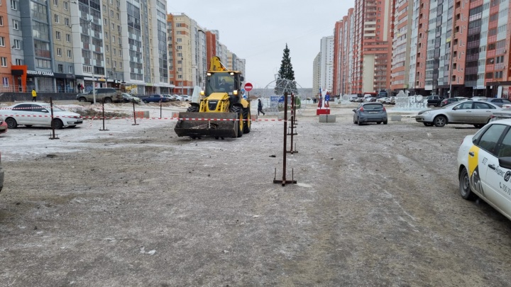 На месте будущего сквера на Северо-Западе Челябинска начали устанавливать павильон «Люкс Воды»