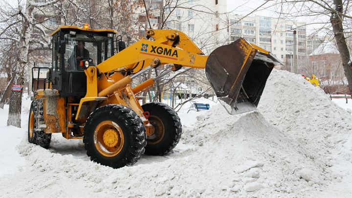 Не больше 7 дней: в мэрии Сургута рассказали, сколько может лежать во дворе куча снега