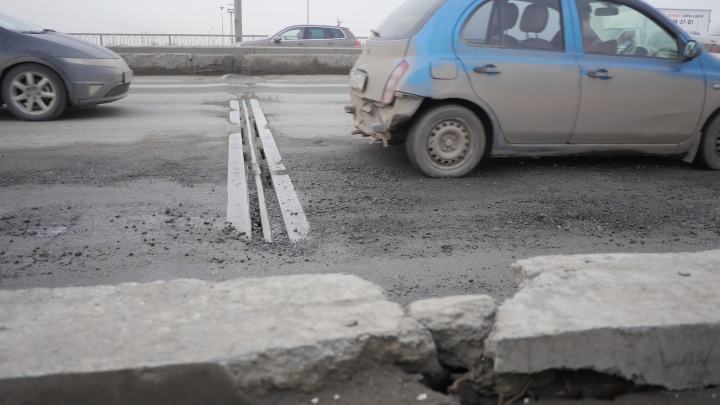 «Таких ям никогда не видел»: автомобилисты потребовали как можно скорее отремонтировать мост в районе вокзала