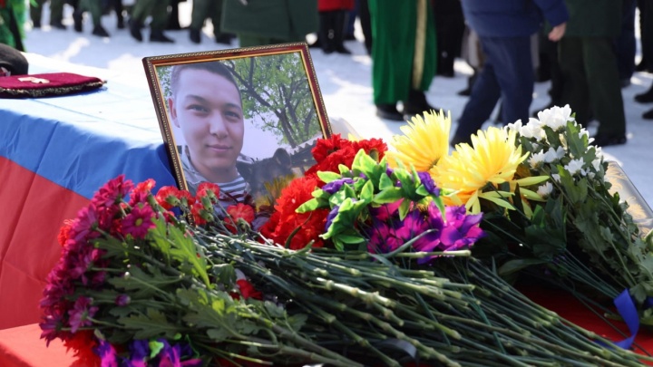 Проститься с погибшим на Украине зауральцем Сабитом Сакаевым пришли почти все жители села