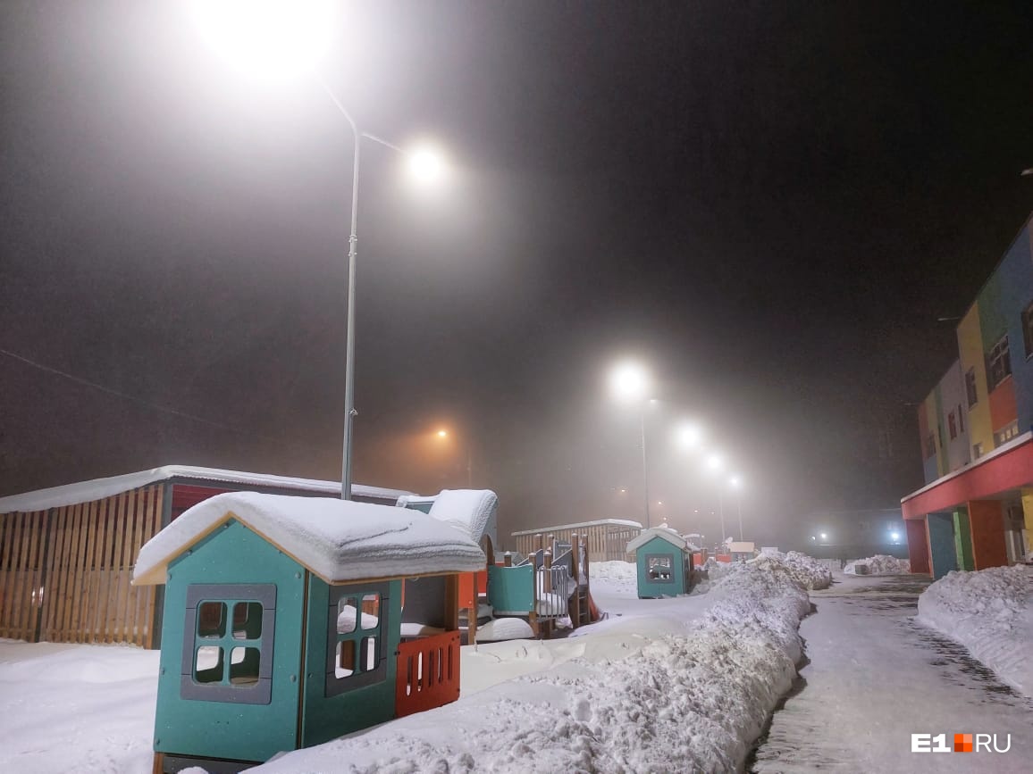 Север Екатеринбурга затянуло плотным зимним туманом, пахнущим гарью