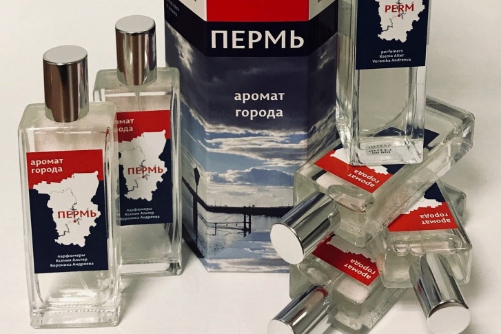 На упаковке парфюма изображена Кама, а на флаконе — карта Пермского края