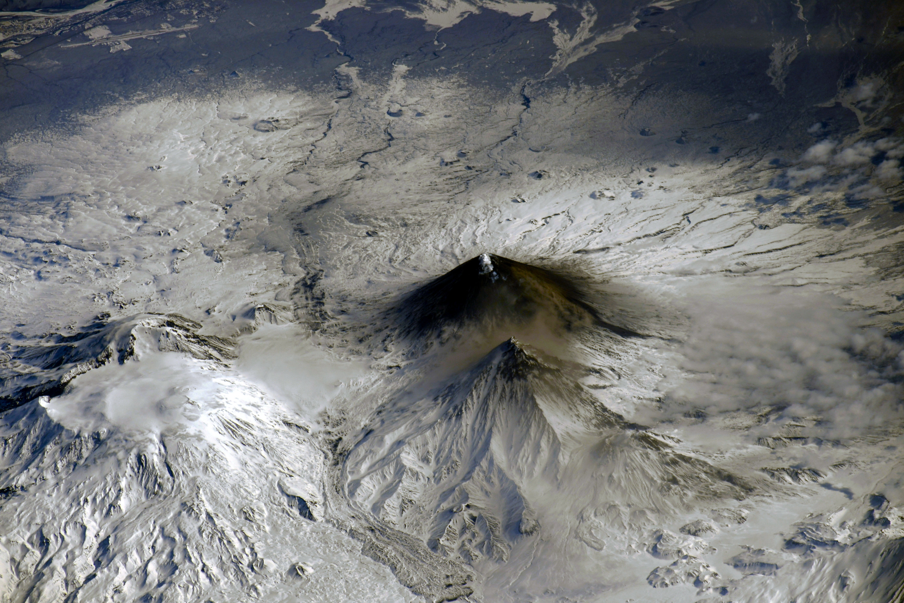 Вулканы Камчатки в апреле 2020 года